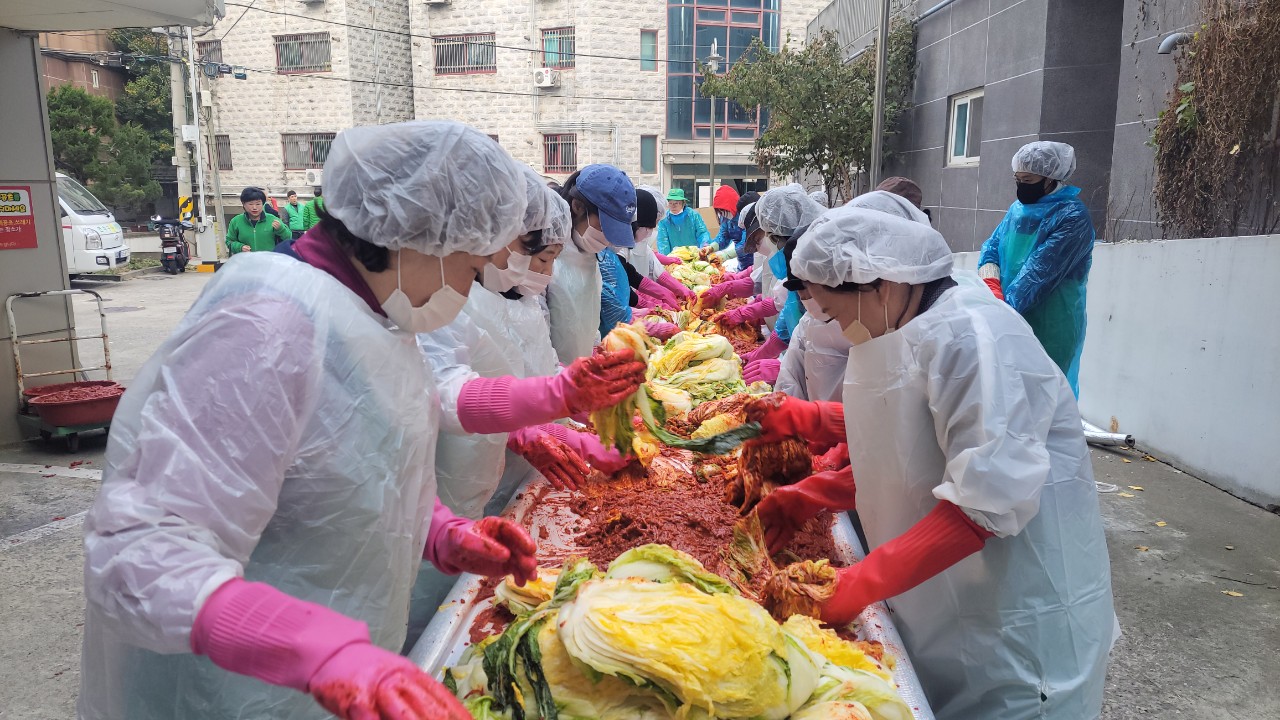인천연수구새마을회는 지난 19일 2024년 사랑의 김장 나누기를 통해 독거노인과 소년소녀가장 등 소외된 이웃에 김장 김치를 나누는 행사를 열었다